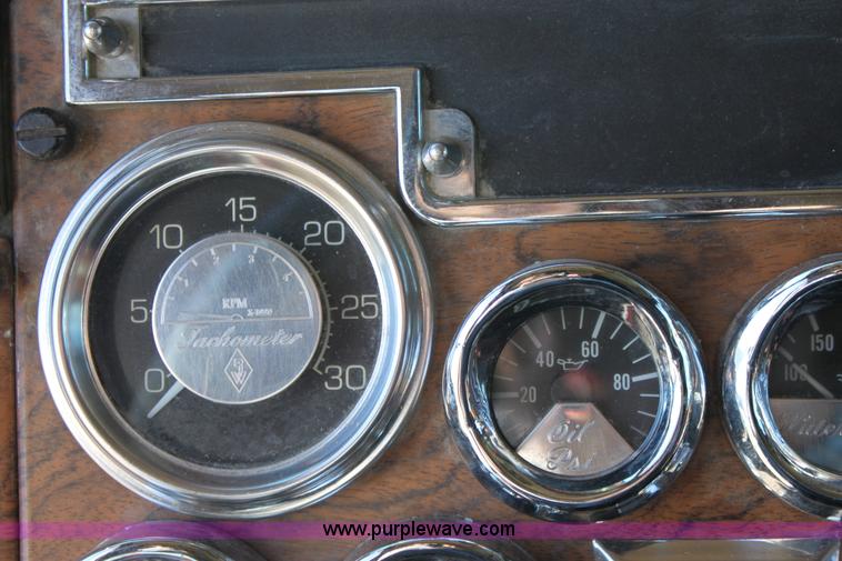 image for item B8835 2000 Peterbilt 379 semi truck