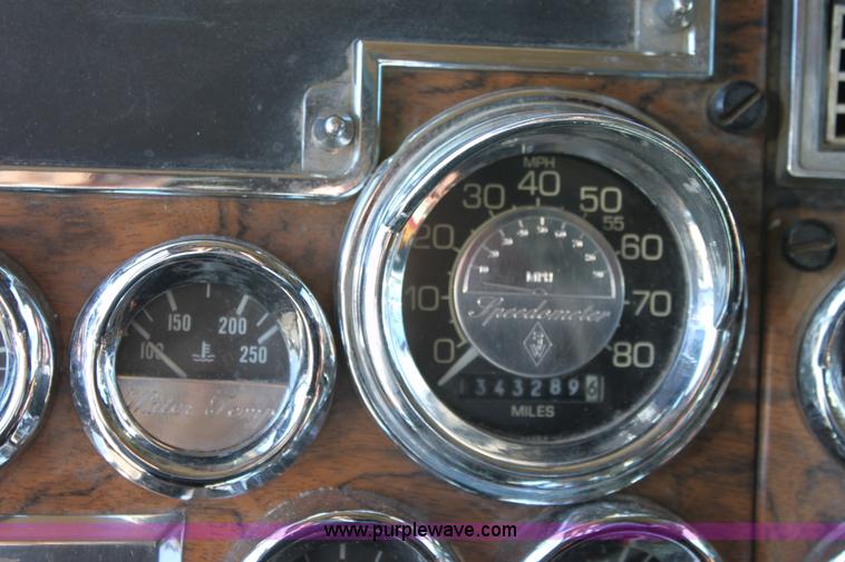 image for item B8835 2000 Peterbilt 379 semi truck