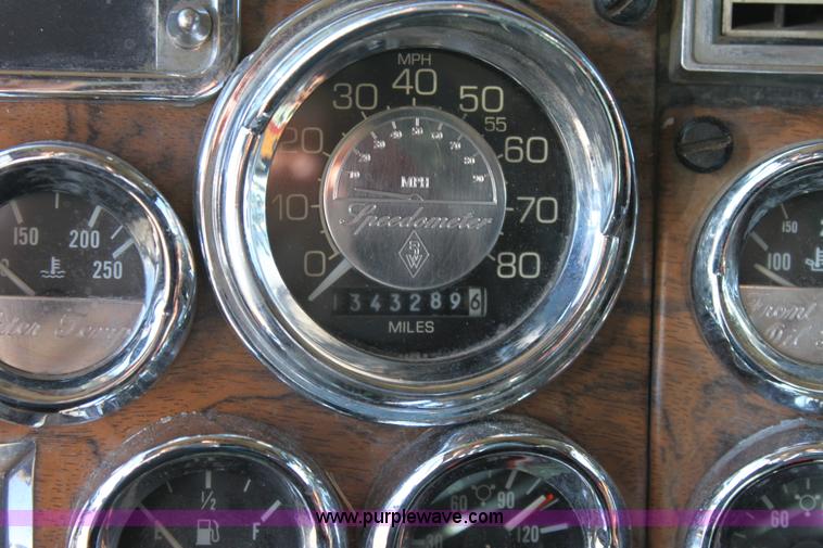 image for item B8835 2000 Peterbilt 379 semi truck