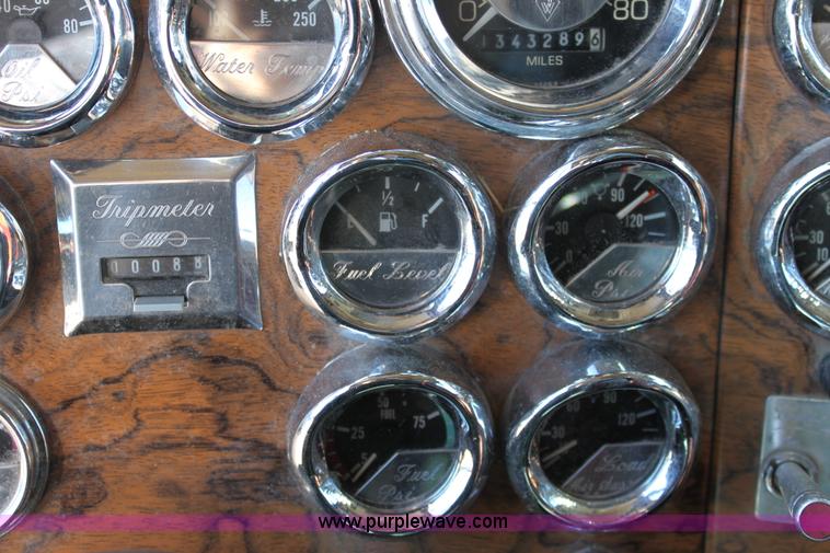 image for item B8835 2000 Peterbilt 379 semi truck