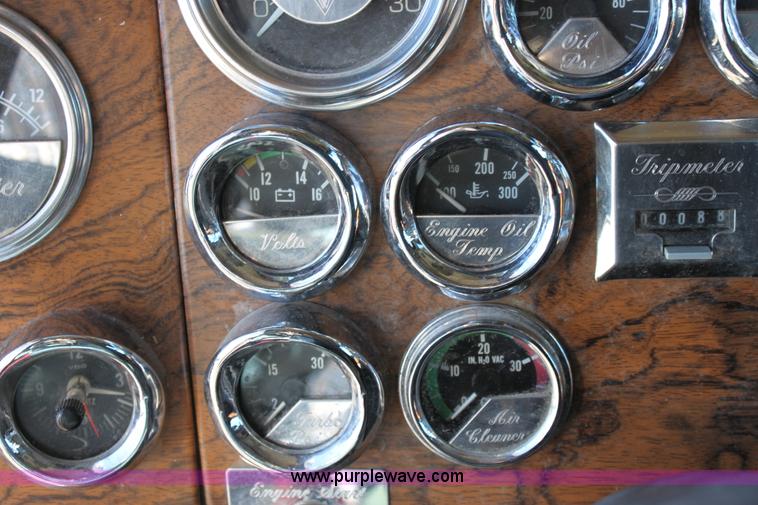 image for item B8835 2000 Peterbilt 379 semi truck