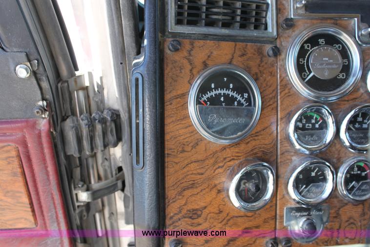 image for item B8835 2000 Peterbilt 379 semi truck