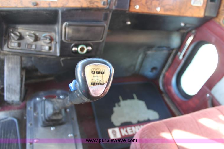 image for item B8835 2000 Peterbilt 379 semi truck