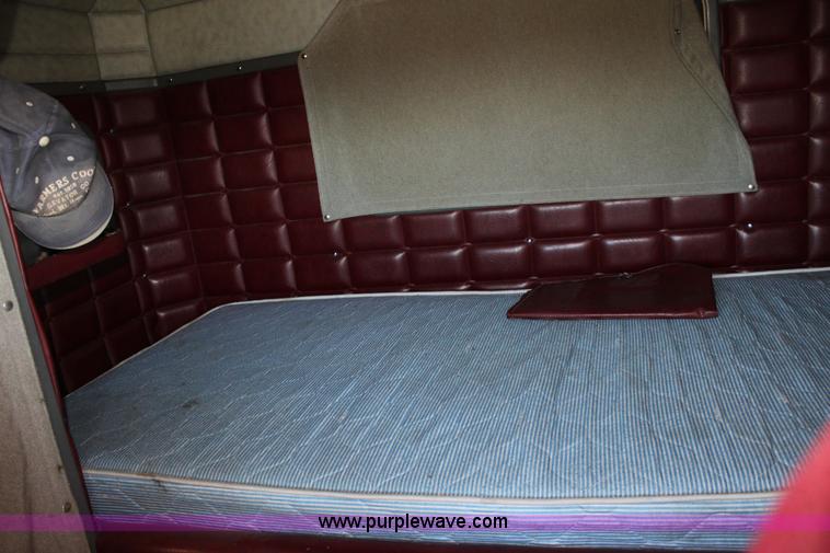 image for item B8835 2000 Peterbilt 379 semi truck