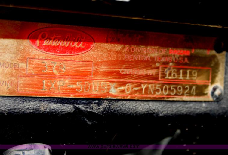 image for item B8835 2000 Peterbilt 379 semi truck