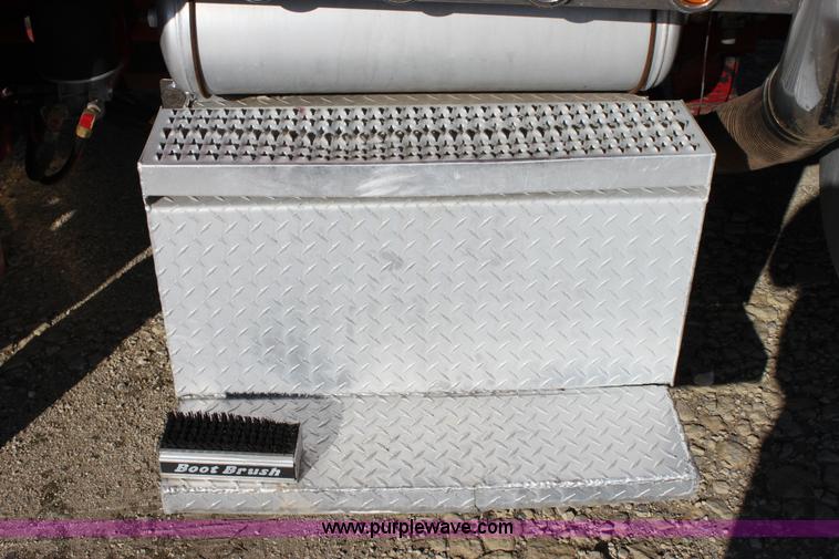 image for item B8835 2000 Peterbilt 379 semi truck