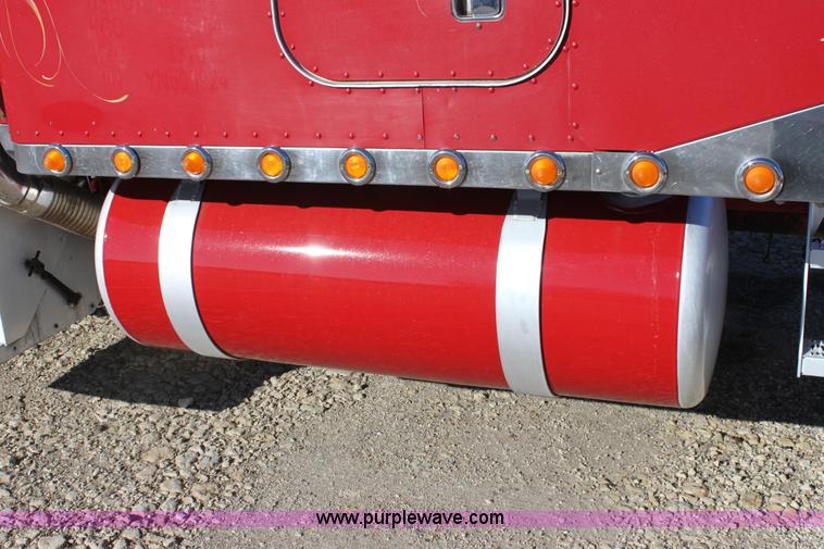 image for item B8835 2000 Peterbilt 379 semi truck