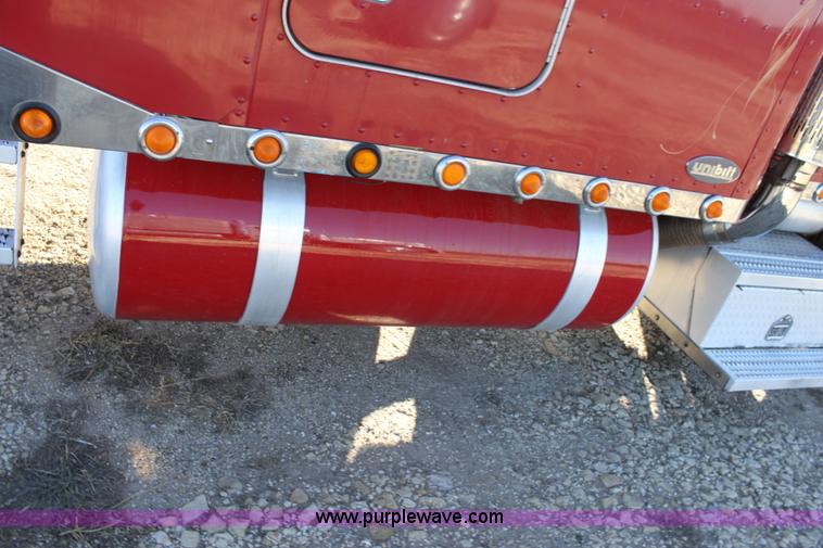 image for item B8835 2000 Peterbilt 379 semi truck