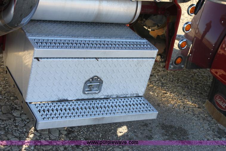 image for item B8835 2000 Peterbilt 379 semi truck