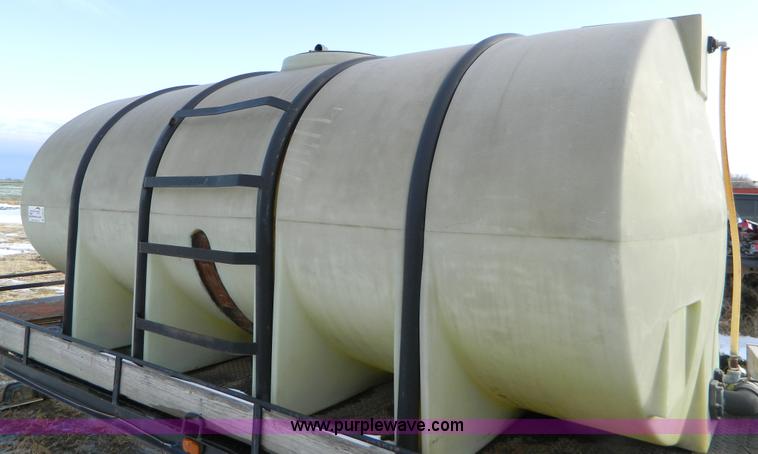image for item D8673 2,550 gallon poly tank