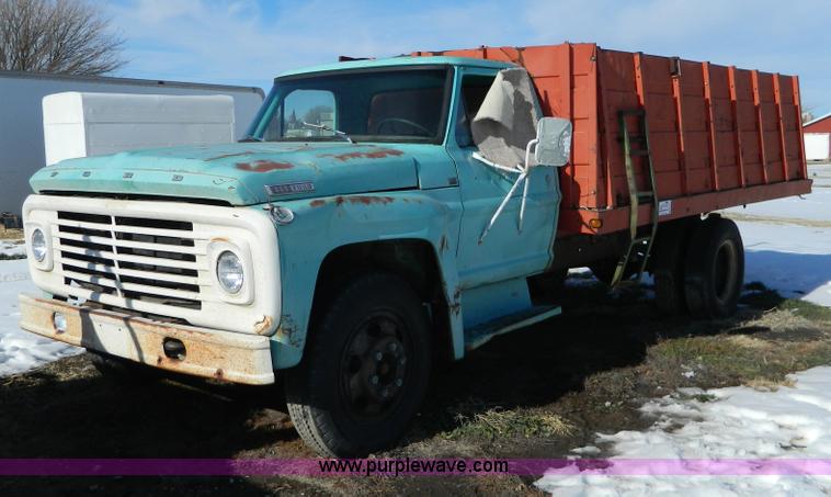 image for item D8683 1967 Ford F600 dump truck