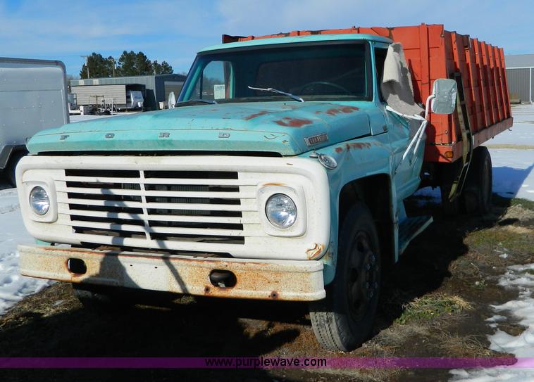 image for item D8683 1967 Ford F600 dump truck