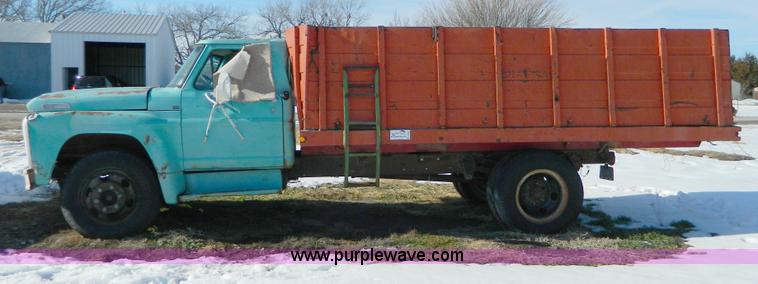 image for item D8683 1967 Ford F600 dump truck