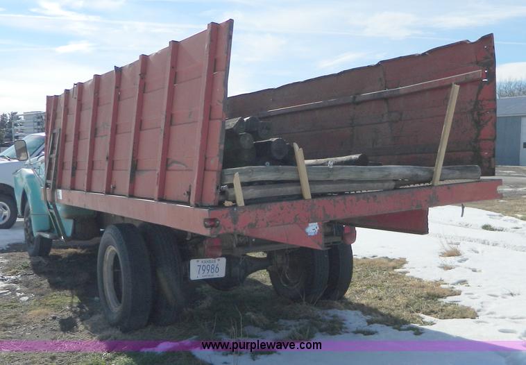 image for item D8683 1967 Ford F600 dump truck