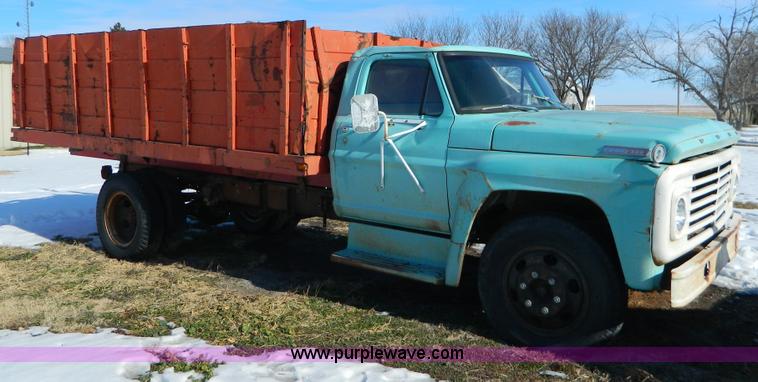image for item D8683 1967 Ford F600 dump truck