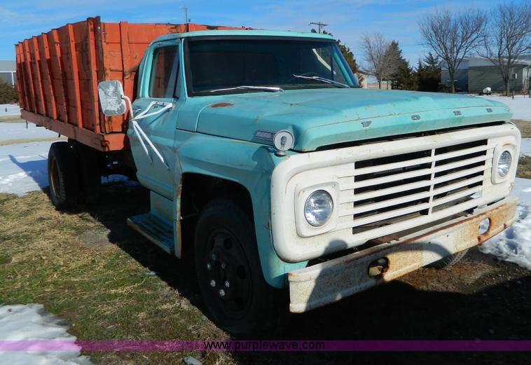 image for item D8683 1967 Ford F600 dump truck