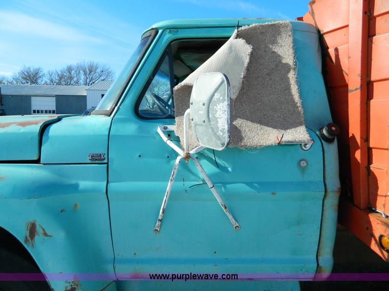 image for item D8683 1967 Ford F600 dump truck