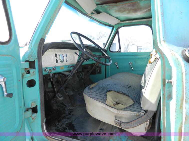 image for item D8683 1967 Ford F600 dump truck