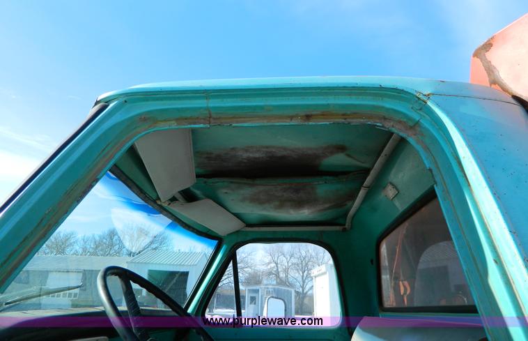 image for item D8683 1967 Ford F600 dump truck