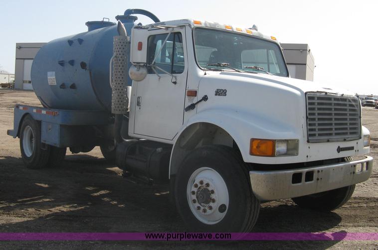 image for item A6075 1995 International 4700 vacuum truck