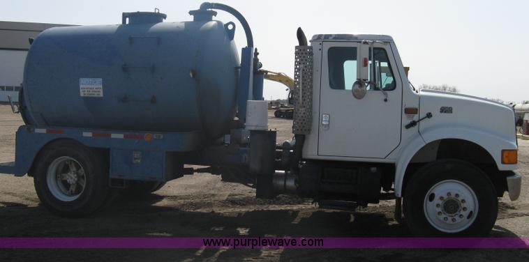 image for item A6075 1995 International 4700 vacuum truck