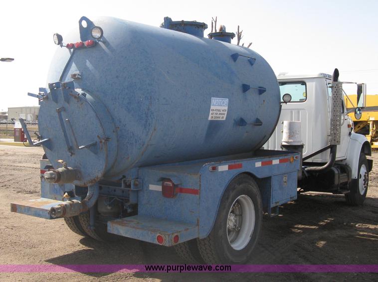image for item A6075 1995 International 4700 vacuum truck