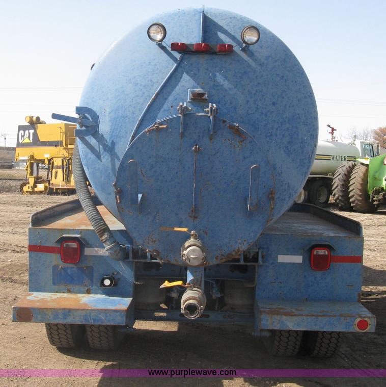 image for item A6075 1995 International 4700 vacuum truck