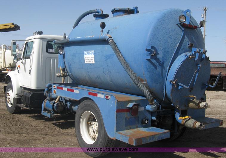 image for item A6075 1995 International 4700 vacuum truck