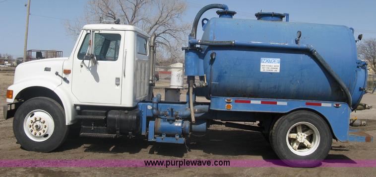 image for item A6075 1995 International 4700 vacuum truck