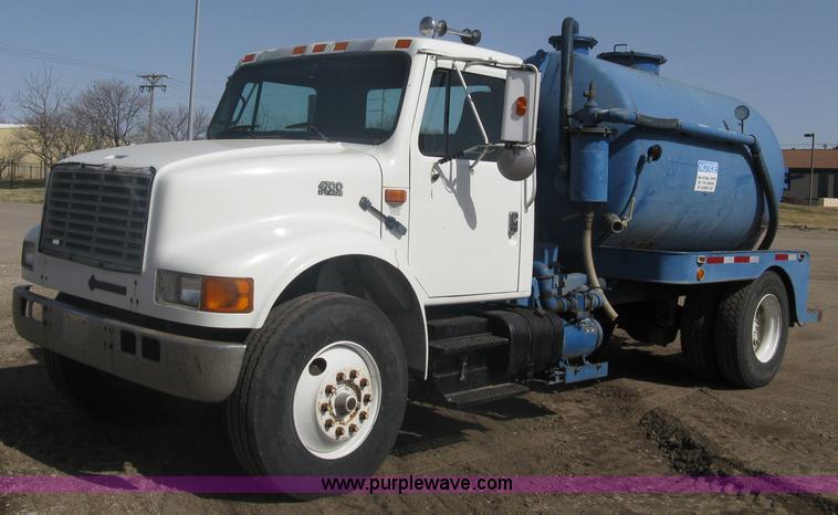 image for item A6075 1995 International 4700 vacuum truck