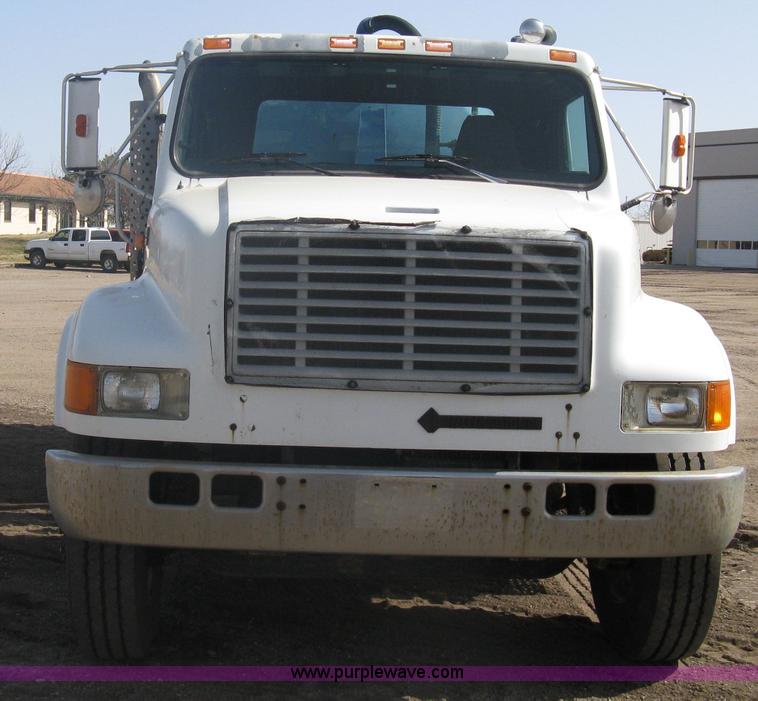 image for item A6075 1995 International 4700 vacuum truck