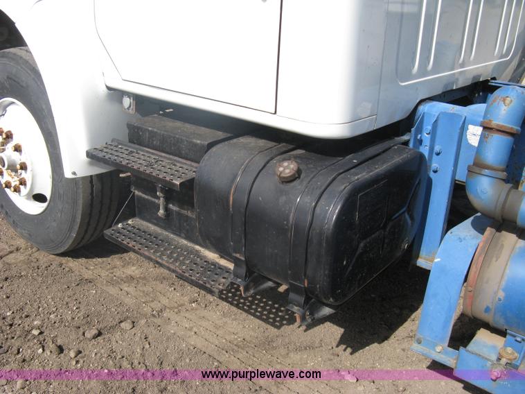 image for item A6075 1995 International 4700 vacuum truck