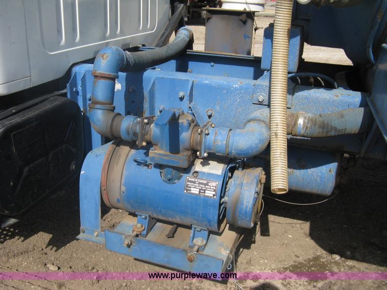 image for item A6075 1995 International 4700 vacuum truck
