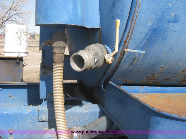 image for item A6075 1995 International 4700 vacuum truck