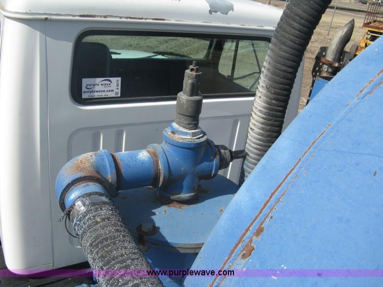 image for item A6075 1995 International 4700 vacuum truck
