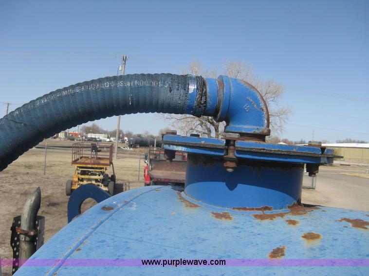 image for item A6075 1995 International 4700 vacuum truck