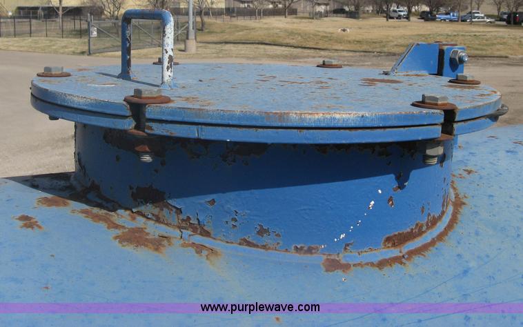 image for item A6075 1995 International 4700 vacuum truck