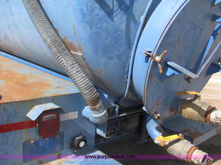 image for item A6075 1995 International 4700 vacuum truck