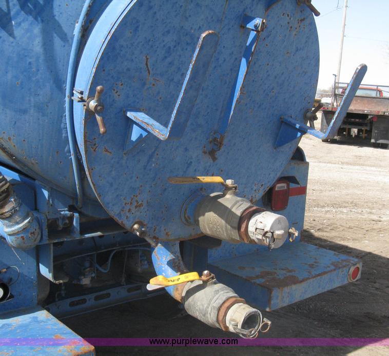 image for item A6075 1995 International 4700 vacuum truck