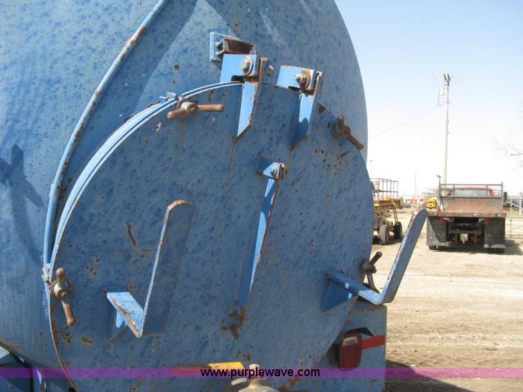 image for item A6075 1995 International 4700 vacuum truck