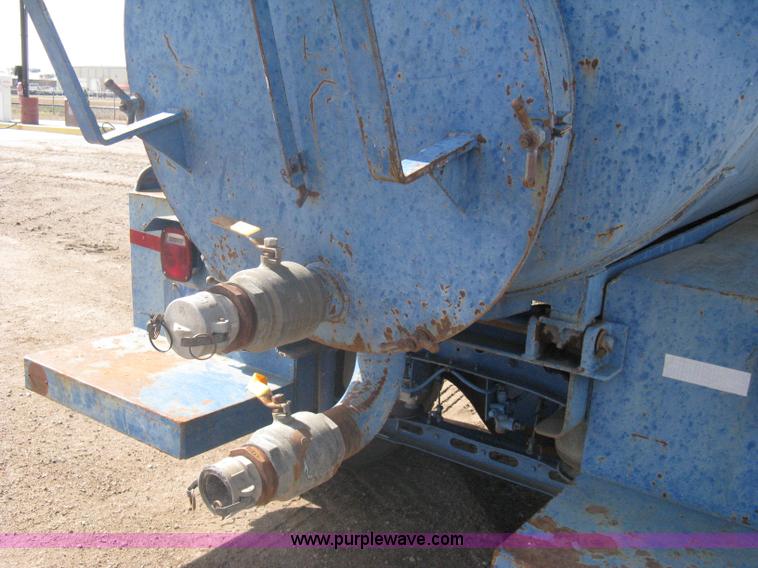 image for item A6075 1995 International 4700 vacuum truck