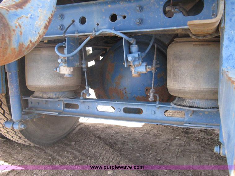 image for item A6075 1995 International 4700 vacuum truck
