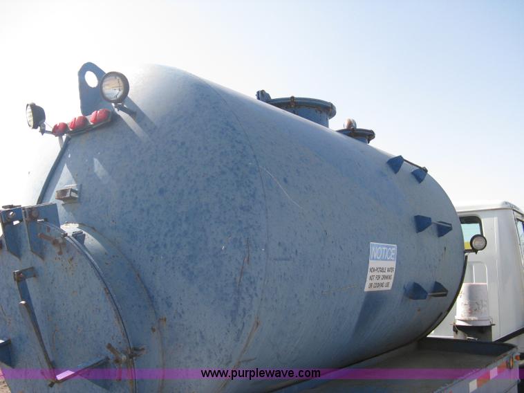 image for item A6075 1995 International 4700 vacuum truck