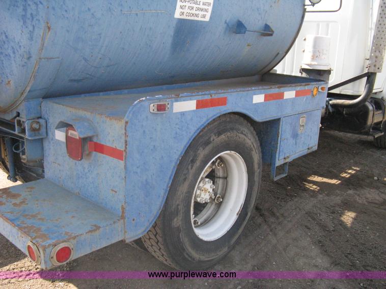image for item A6075 1995 International 4700 vacuum truck