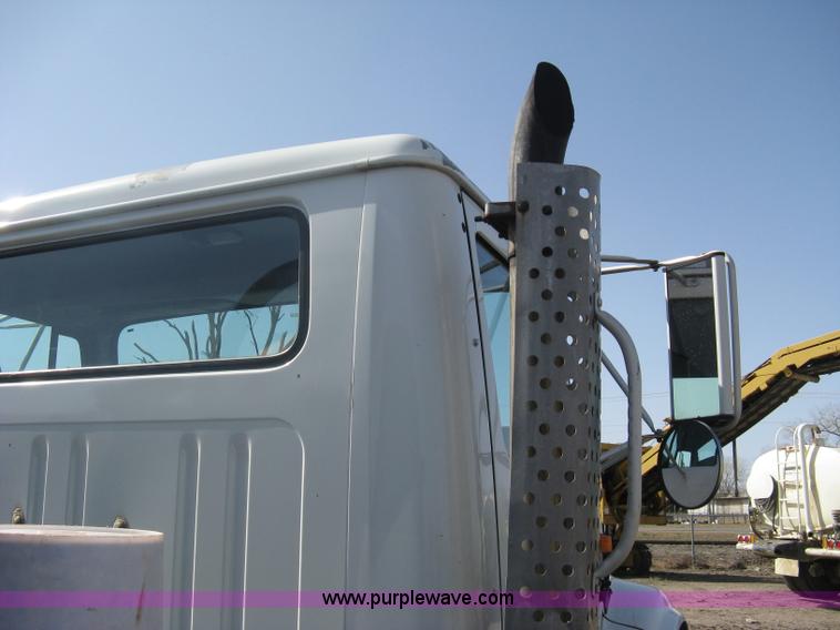 image for item A6075 1995 International 4700 vacuum truck