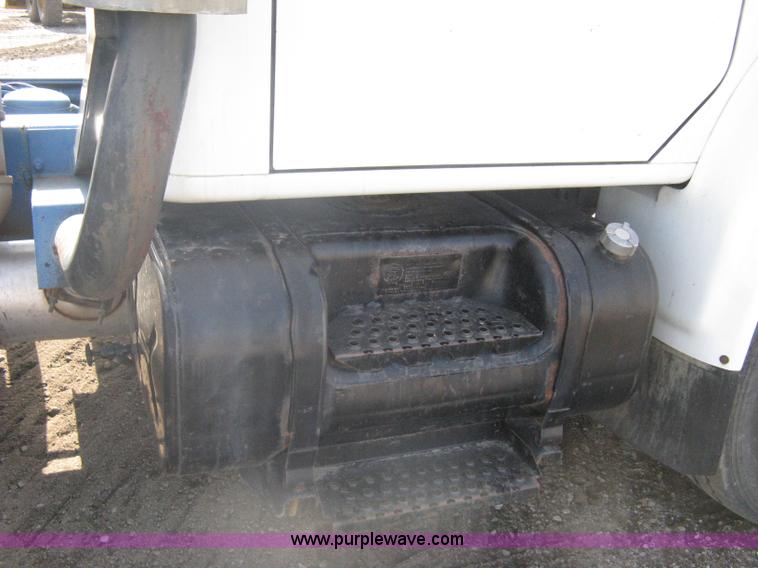 image for item A6075 1995 International 4700 vacuum truck