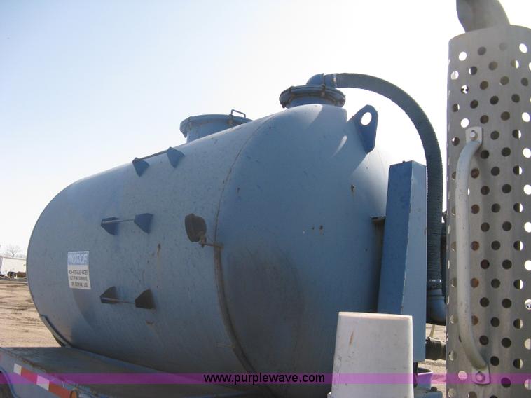 image for item A6075 1995 International 4700 vacuum truck