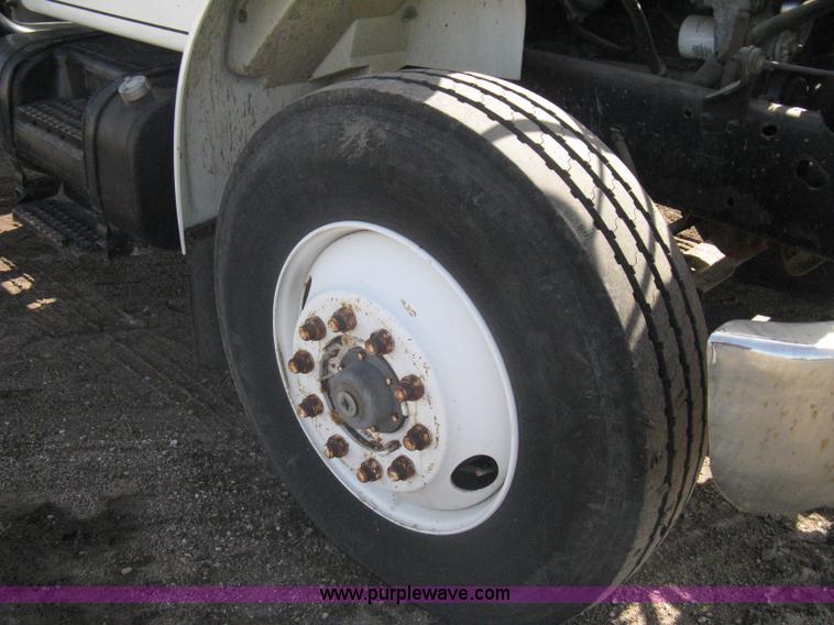 image for item A6075 1995 International 4700 vacuum truck