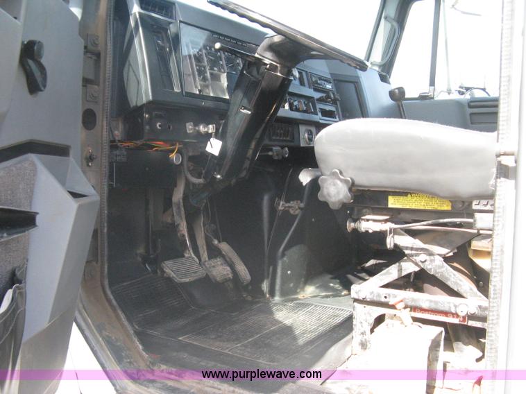 image for item A6075 1995 International 4700 vacuum truck
