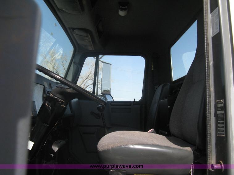 image for item A6075 1995 International 4700 vacuum truck